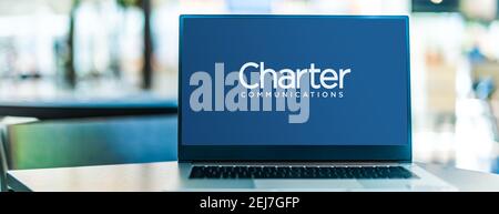 POZNAN, POL - NOV 12, 2020: Laptop-Computer mit Logo von Charter Communications, einem Telekommunikations- und Massenmedien-Unternehmen mit Dienstleistungsmarke Stockfoto