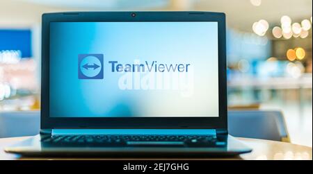 POZNAN, POL - NOV 12, 2020: Laptop-Computer mit Logo von TeamViewer, einer Anwendung für Fernsteuerung, Desktop-Sharing, Online-Meetings, Web Co Stockfoto