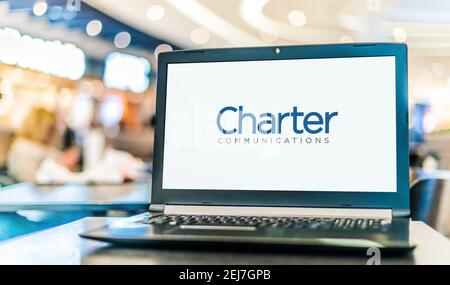 POZNAN, POL - NOV 12, 2020: Laptop-Computer mit Logo von Charter Communications, einem Telekommunikations- und Massenmedien-Unternehmen mit Dienstleistungsmarke Stockfoto