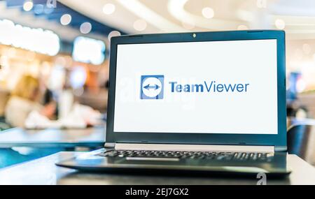 POZNAN, POL - NOV 12, 2020: Laptop-Computer mit Logo von TeamViewer, einer Anwendung für Fernsteuerung, Desktop-Sharing, Online-Meetings, Web Co Stockfoto