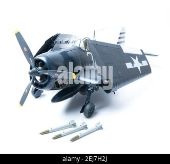 Grumman F6F-5 Hellcat, 1:24 Großmodell, das das Jagdgeschwader VF-12 auf der USS Randolph (CV-15) im Mai 1945 in glänzendem Meeresblau darstellt. Stockfoto