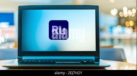 POZNAN, POL - 12. NOV 2020: Laptop-Computer mit Logo von Adobe Premiere Rush Stockfoto