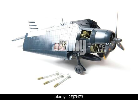 Grumman F6F-5 Hellcat, 1:24 Großmodell, das das Jagdgeschwader VF-12 auf der USS Randolph (CV-15) im Mai 1945 in glänzendem Meeresblau darstellt. Stockfoto