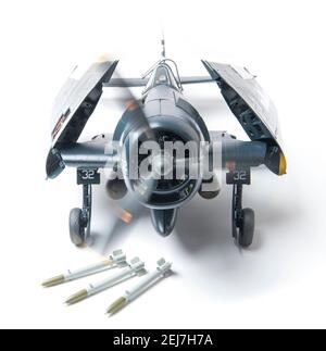 Grumman F6F-5 Hellcat, 1:24 Großmodell, das das Jagdgeschwader VF-12 auf der USS Randolph (CV-15) im Mai 1945 in glänzendem Meeresblau darstellt. Stockfoto