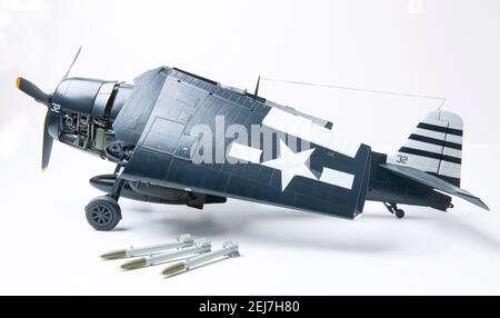 Grumman F6F-5 Hellcat, 1:24 Großmodell, das das Jagdgeschwader VF-12 auf der USS Randolph (CV-15) im Mai 1945 in glänzendem Meeresblau darstellt. Stockfoto
