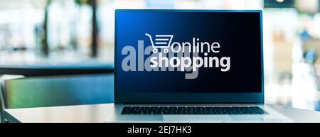 Laptop-Computer mit Online-Shopping-Logo. E-Commerce Stockfoto