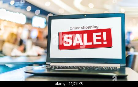 Laptop-Computer, der ein kommerzielles Verkaufsschild auf der Internet-Shopping-Website anzeigt. E-Commerce Stockfoto