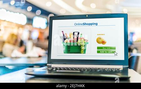 Laptop-Computer, der eine Online-Shopping-Website anzeigt. E-Commerce Stockfoto