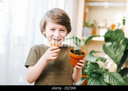 Kinder Gärtner Topfpflanze Stockfoto