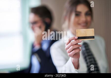 Rezeptionist, der in einem Hotel arbeitet Stockfoto