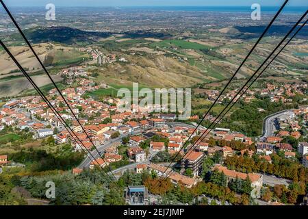 Luftaufnahme von San Marino und der Provinz Rimini, Italien, von der Seilbahn Stockfoto