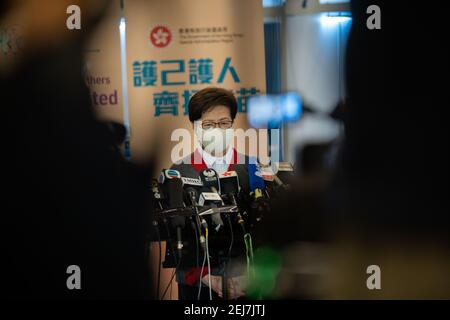 Carrie Lam, Die Hongkonger Chefexekutivdirektion spricht nach der Impfung gegen COVID-19 mit den Medien im Gemeinschafts-Impfzentrum in der Zentralbibliothek von Hongkong.die Hongkonger Chefexekutivdirektion Carrie Lam und ihre Kabinettsmitglieder erhalten ihre erste Dosis des Impfstoffs COVID-19, um das Vertrauen der Öffentlichkeit zu stärken Zum Impfstoff als Impfprogramm für die Öffentlichkeit wird am 26th. Februar beginnen. Stockfoto