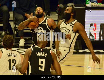 Los Angeles, Usa. Februar 2021, 22nd. Los Angeles Clippers' Guard Paul George wird am Sonntag, den 21. Februar 2021, in der ersten Hälfte im Staples Center in Los Angeles von Brooklyn Nets' Guard James Harden bescheut. Die Netze besiegten die Clippers112-108. Foto von Jim Ruymen/UPI Kredit: UPI/Alamy Live Nachrichten Stockfoto