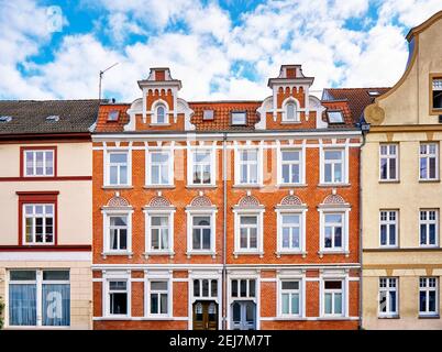 Renoviertes altes Haus mit verzierten Dachfenstern und einer schönen Fassade in der Altstadt von Wismar. Deutschland Stockfoto