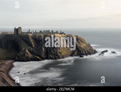 Sanftes Morgenlicht auf Dunnottar Castle in der Nähe von Stonehaven in Schottland. Stockfoto