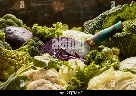 Haufen von verschiedenen Arten von Kohl und Messer auf gelegt Tagsüber gibt es einen Schalter auf dem örtlichen Lebensmittelmarkt Stockfoto