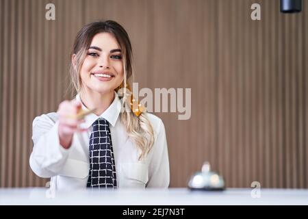 Rezeptionist, der in einem Hotel arbeitet Stockfoto