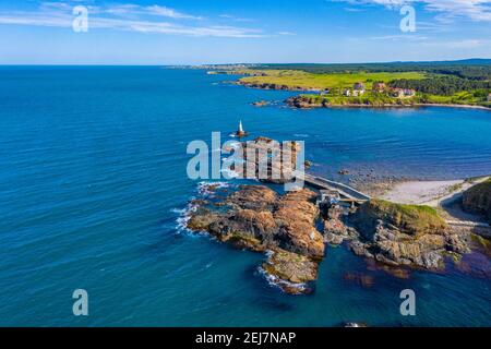 Leuchtturm auf einer felsigen Insel in Ahtopol, Bulgarien Stockfoto