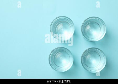 Vollbilder oder Brillen auf blauem Hintergrund, Draufsicht Stockfoto