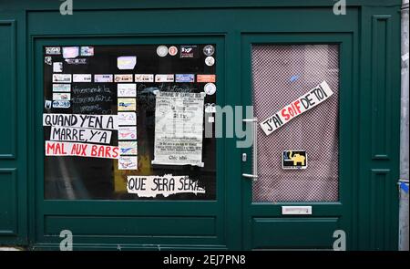 Tags und Collagen an den Wänden der Stadt zeigen die Erbitterung und satt mit den sanitären Maßnahmen und Einschränkungen im Zusammenhang mit covid-19. Collage an der Fassade einer geschlossenen Bar: 'Schlecht an Bars, durstig für dich'. Granville, Frankreich am 20. Februar 2021. Foto Desfoux JY/ANDBZ/ABACAPRESS.COM Stockfoto