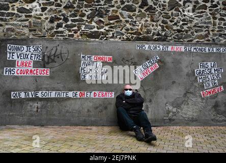 Tags und Collagen an den Wänden der Stadt zeigen die Erbitterung und satt mit den sanitären Maßnahmen und Einschränkungen im Zusammenhang mit covid-19. Granville, Frankreich am 20. Februar 2021. Foto Desfoux JY/ANDBZ/ABACAPRESS.COM Stockfoto