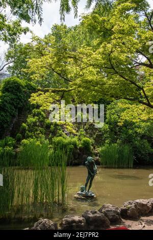 Statue in einem Koi-Teich, Japanischer Garten, Margareteninsel, Budapest, Ungarn. Stockfoto