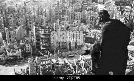 DRESDEN, Deutschland, in Trümmern nach dem Bombenangriff von 1945, der vom Rathaus nach Süden schaut. Foto: SIB Stockfoto