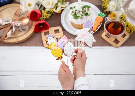 Nahaufnahme von hellen OsterLebkuchen auf Stöcken. Das Konzept der Einrichtung für die Osterferien. Stockfoto
