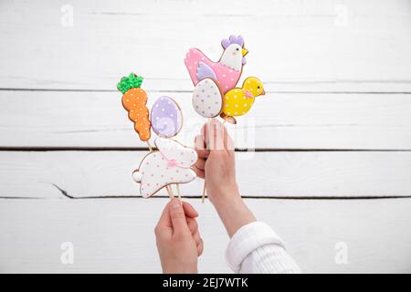 Nahaufnahme von hellen OsterLebkuchen auf Stöcken. Das Konzept der Einrichtung für die Osterferien. Stockfoto