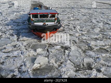 Schwedt, Deutschland. Februar 2021, 18th. Ein deutscher Eisbrecher segelt auf der deutsch-polnischen Grenzfluß oder. In einigen Abschnitten der oder erhöht das Drifteis das Überschwemmungsrisiko. Quelle: Patrick Pleul/dpa-Zentralbild/ZB/dpa/Alamy Live News Stockfoto