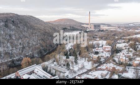 Drohnenschießen über der schneebedeckten historischen Stadt Ironbridge in Shropshire, Großbritannien. Blick in Richtung eines abdoned Kraftwerk entlang der Ufer des Flusses Stockfoto