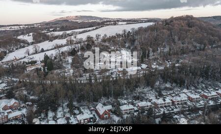 Luftaufnahme über schneebedeckten Hügel in Ironbridge, Blick auf den Wrekin Hill in Shropshire, Großbritannien Stockfoto