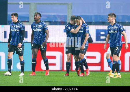 BERGAMO, ITALIEN - FEBRUAR 21: Atalanta Team feiert Tor während der Serie A Tim Spiel zwischen Atalanta B.C. und S.S.C. Napoli im Gebiss-Stadion Stockfoto