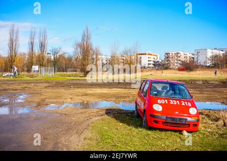 POZNAN, POLEN - Mar 09, 2019: Kleines rotes Daewoo Matiz Auto zum Verkauf auf einem feuchten Gebiet Stockfoto