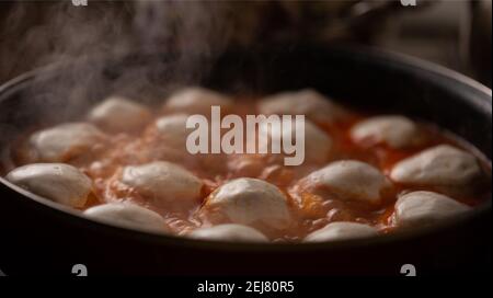 Fleischbällchen werden in Tomatensauce in der heimischen Küche zubereitet Stockfoto