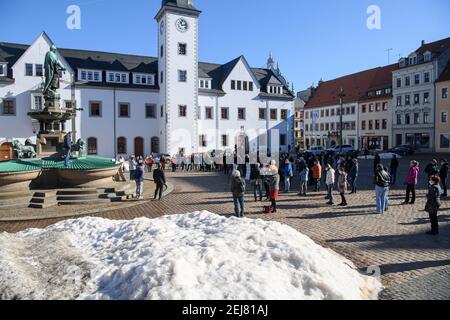 22. Februar 2021, Sachsen, Freiberg: Teilnehmer einer Protestaktion der Freiberger Handwerker gegen die Corona-Maßnahmen unter dem Motto "Wir machen aufmerksam" stehen auf dem Obermarkt vor dem Rathaus. Es geht nicht mehr nur um den Einzelhandel, sondern um alle Branchen wie Gastronomie, Hotels, Dienstleistungen, Kultur und Tourismus. Foto: Robert Michael/dpa-Zentralbild/dpa Stockfoto