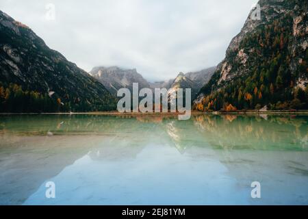 Ruhiger, reflektierender Durrensee in Italien, umgeben von wunderschönen bewaldeten Seen Berge Stockfoto