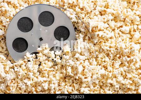 Draufsicht Filmrolle auf köstlichem Popcorn, Kinokonzept Stockfoto