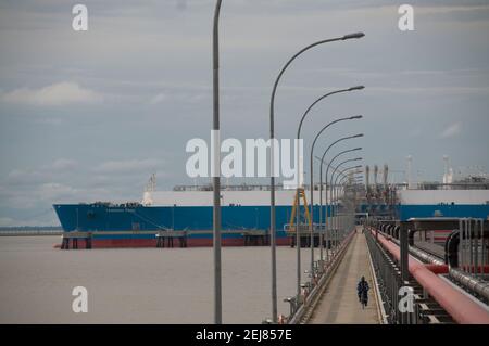 Man radelt vom Tangguh Foja LNG Tanker auf dem Tangguh LNG-Steg ab; erste Ladung für die neue Anlage, Tangguh LNG, Liquified Natural Gas Plant, Babo, West Papu Stockfoto