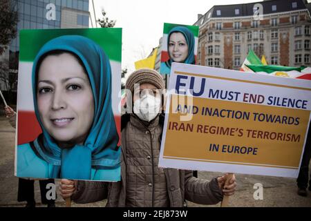 Brüssel, Belgien. Februar 2021. Das iranische Volk, Anhänger des Nationalrats des Widerstands des Iran, protestiert gegen die iranische Regierung in der Nähe des Hauptquartiers der Europäischen Union in Brüssel. Brüssel, Belgien, Den 22. Februar 2021. Quelle: Valeria Mongelli/ZUMA Wire/Alamy Live News Stockfoto