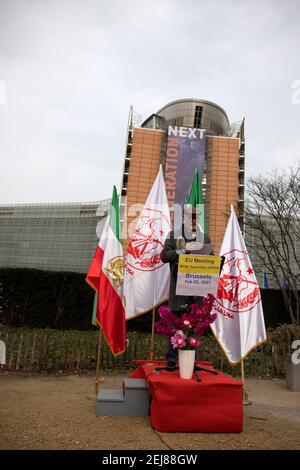 Brüssel, Belgien. Februar 2021. Das iranische Volk, Anhänger des Nationalrats des Widerstands des Iran, protestiert gegen die iranische Regierung in der Nähe des Hauptquartiers der Europäischen Union in Brüssel. Brüssel, Belgien, Den 22. Februar 2021. Quelle: Valeria Mongelli/ZUMA Wire/Alamy Live News Stockfoto