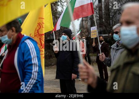 Brüssel, Belgien. Februar 2021. Das iranische Volk, Anhänger des Nationalrats des Widerstands des Iran, protestiert gegen die iranische Regierung in der Nähe des Hauptquartiers der Europäischen Union in Brüssel. Brüssel, Belgien, Den 22. Februar 2021. Quelle: Valeria Mongelli/ZUMA Wire/Alamy Live News Stockfoto