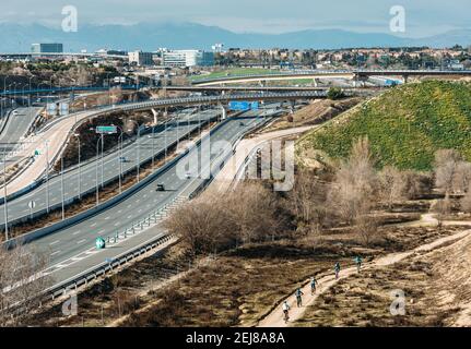 Autobahn M40 in Madrid, Spanien nach Norden. Radfahrer im Vordergrund. Während des Winters aufgenommen Stockfoto