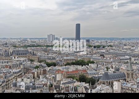 Draufsicht auf die Dächer von Paris. Im Hintergrund erhebt sich der Montparnasse-Turm gegen den düsteren Himmel. Stockfoto