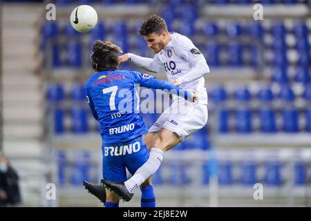 GENK, BELGIEN - FEBRUAR 21: Junya Ito von KRC Genk und Pierre Bourdin von Beerkot VA während des Jupiler Pro League-Spiels zwischen KRC Genk und Beersch Stockfoto