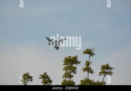 Chinesische Militärflugzeuge, die auf dem Luftstützpunkt Jiaxing landen. Sie fliegen tief über einen öffentlichen Park. Dies ist ein einmotoriger Chengdu J10. feb 2020 Stockfoto