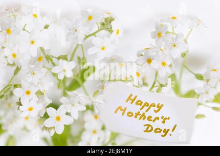 White Label mit Happy Mothers Day und zarten weißen Blüten Stockfoto