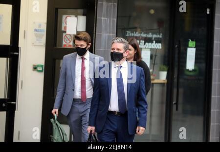 London, England, Großbritannien. Februar 2021, 22nd. Der britische Labour-Parteivorsitzende KEIR STARMER wird gesehen, wie er LBC Radio in London verlässt. Kredit: Tayfun Salci/ZUMA Wire/Alamy Live Nachrichten Stockfoto