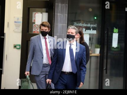 London, England, Großbritannien. Februar 2021, 22nd. Der britische Labour-Parteivorsitzende KEIR STARMER wird gesehen, wie er LBC Radio in London verlässt. Kredit: Tayfun Salci/ZUMA Wire/Alamy Live Nachrichten Stockfoto