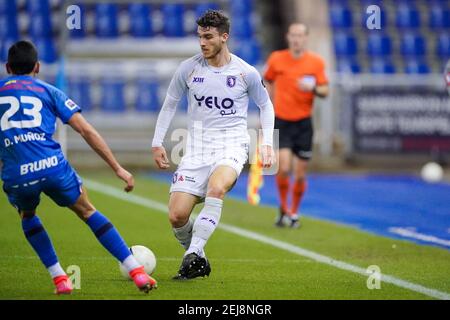 GENK, BELGIEN - FEBRUAR 21: Daniel Munoz von KRC Genk und Pierre Bourdin von Beerkot VA während des Jupiler Pro League-Spiels zwischen KRC Genk und Beer Stockfoto